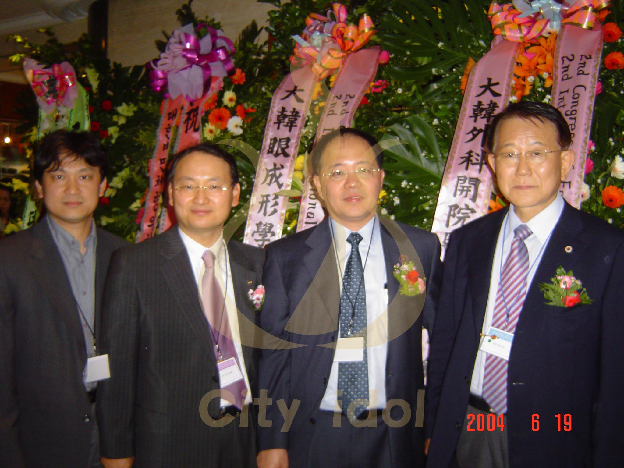 2004-06-19 大韓美容外科醫學會-與郝老師及兩位韓國學會會長合照