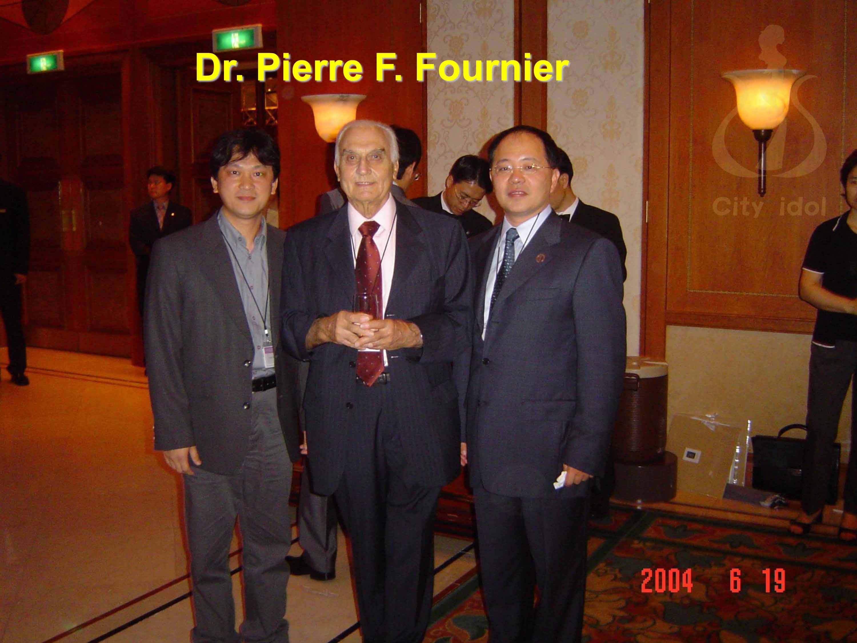 左側是莊堅文醫師、右側是郝治華醫師(師傅)、中央是法國抽脂大師Dr.Fournier(師公)